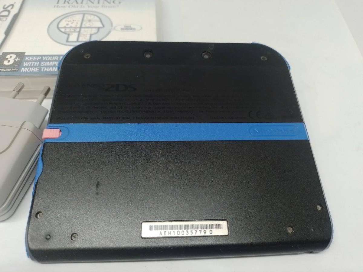 Nintendo 2DS Black and Blue, 4gb Memory card Original Charger, Generic stylus + Brain Training