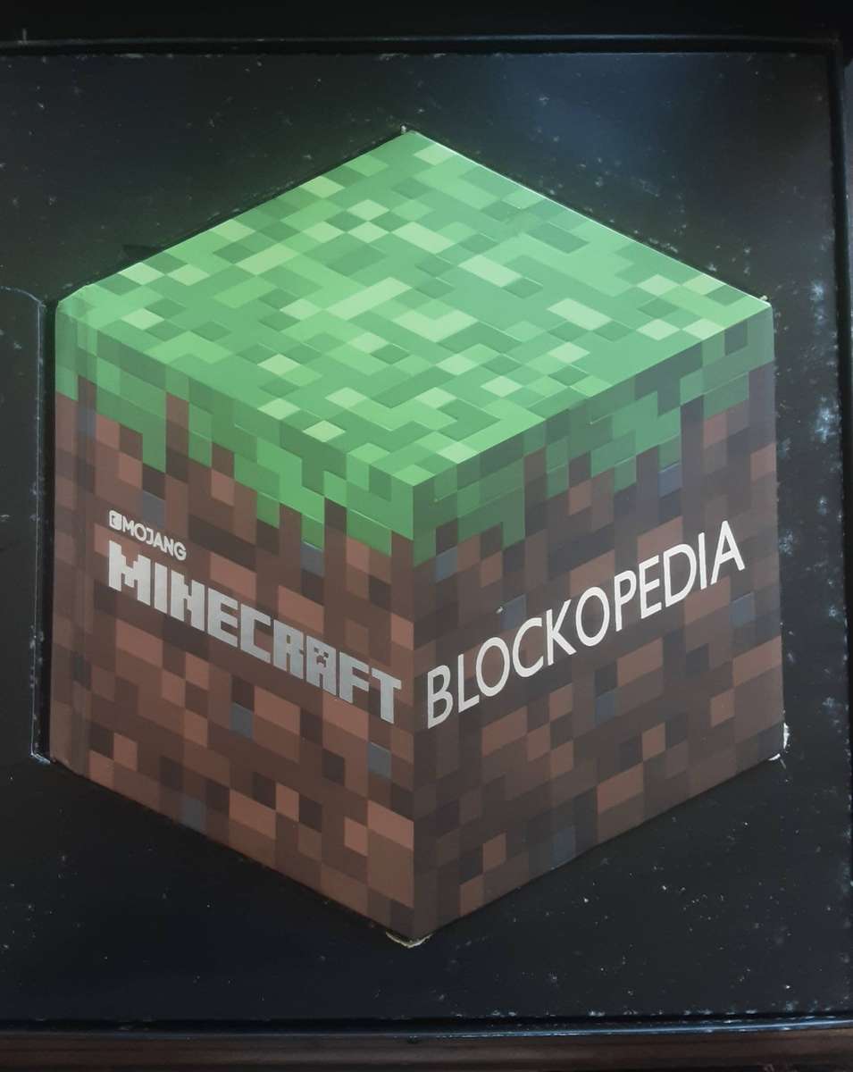 Minecraft Blockopedia written by Alex Wiltshire in Presentation Box