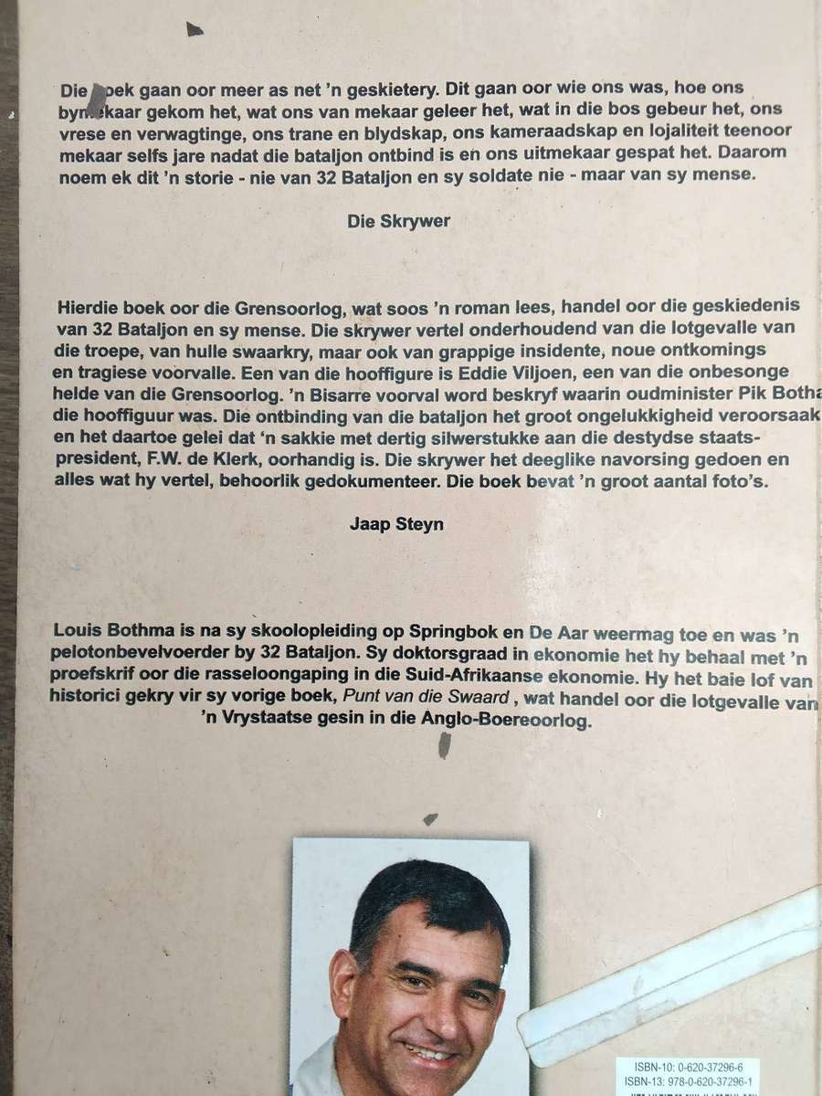 Die Buffel Struikel 'n Storie van 32 Bataljon en sy Mense by L J Bothma