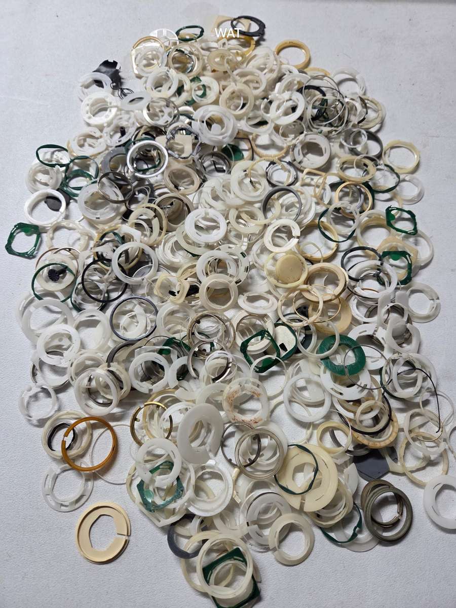 Plastic movement rings