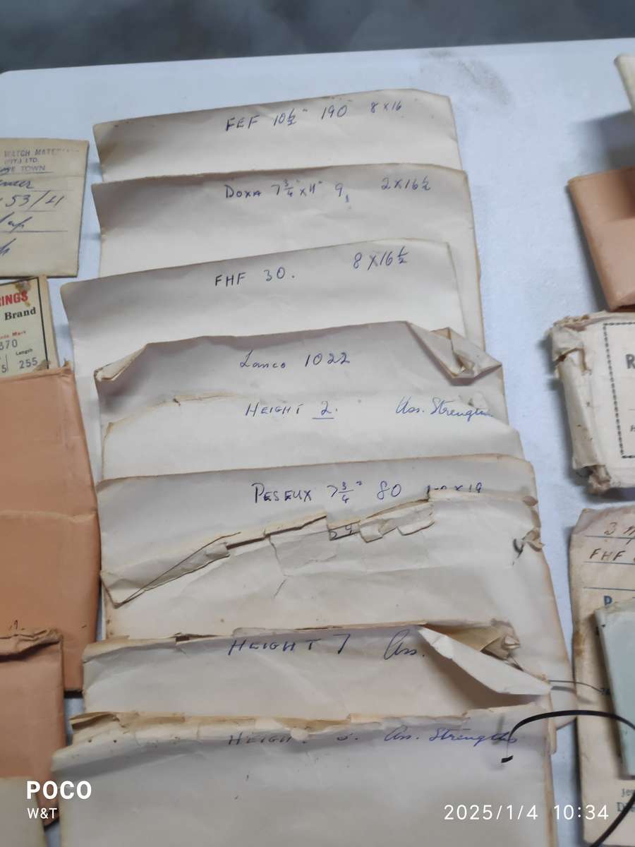 Massive lot of watch mainsprings