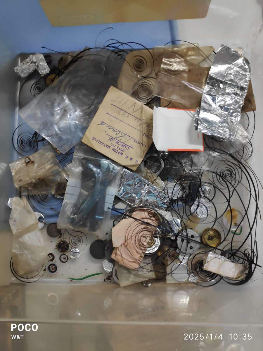 Massive lot of watch mainsprings