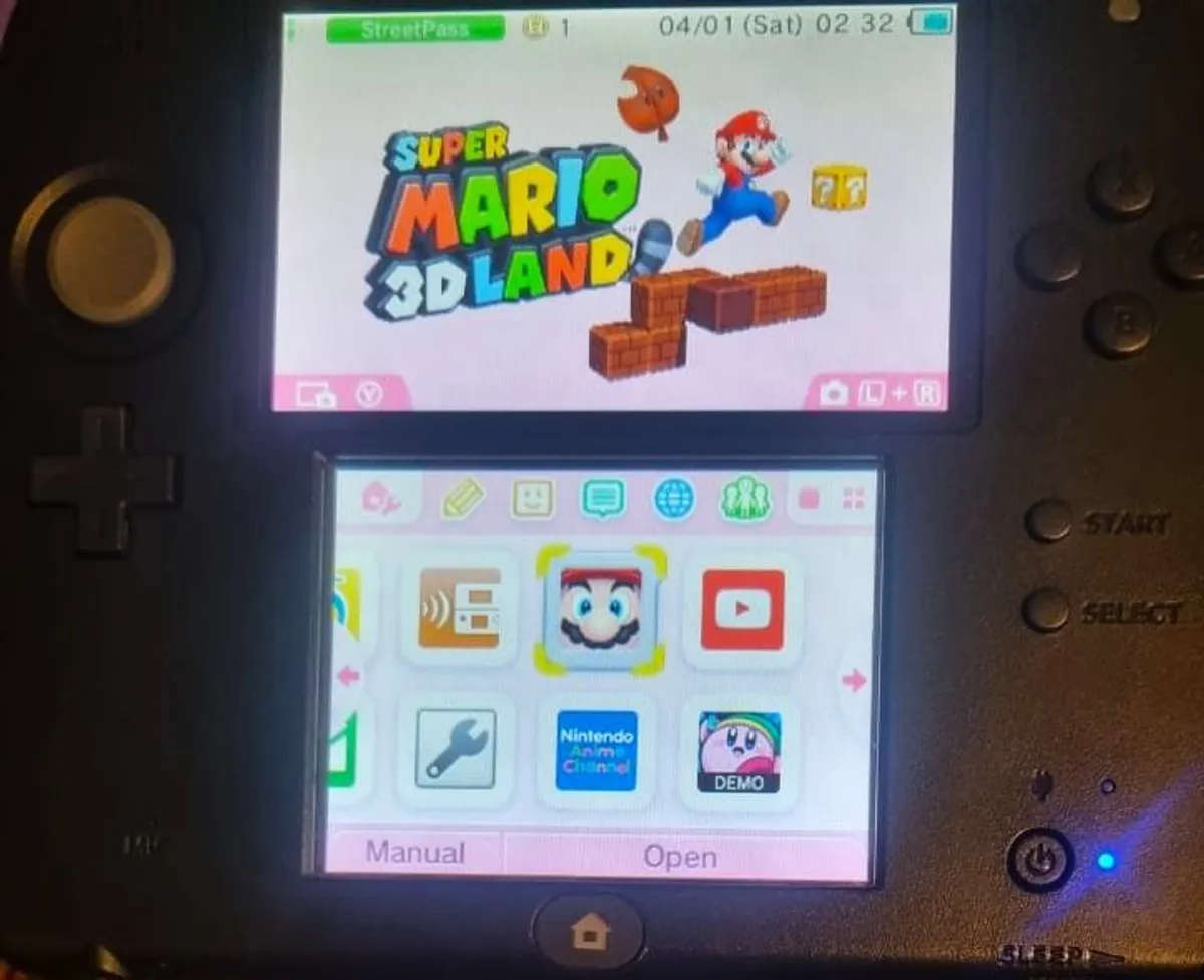 "Like New" Condtion BLACK AND BLUE NINTENDO 2DS BUNDLE