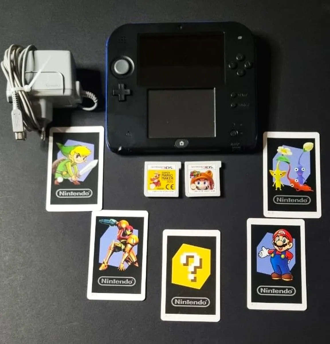 "Like New" Condtion BLACK AND BLUE NINTENDO 2DS BUNDLE