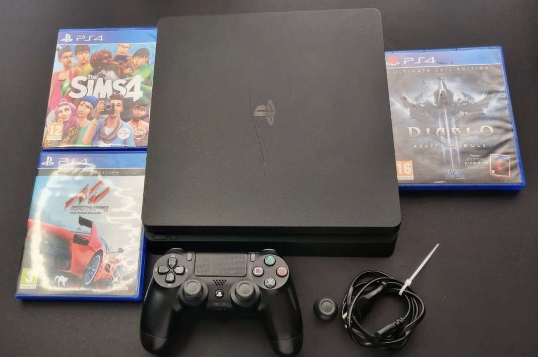 Great Condition 1TB Playstation 4 Slim Bundle