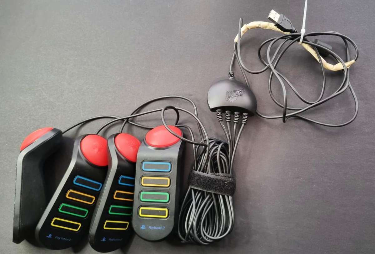 BUZZ PS2 COLLECTION WITH CONTROLLERS
