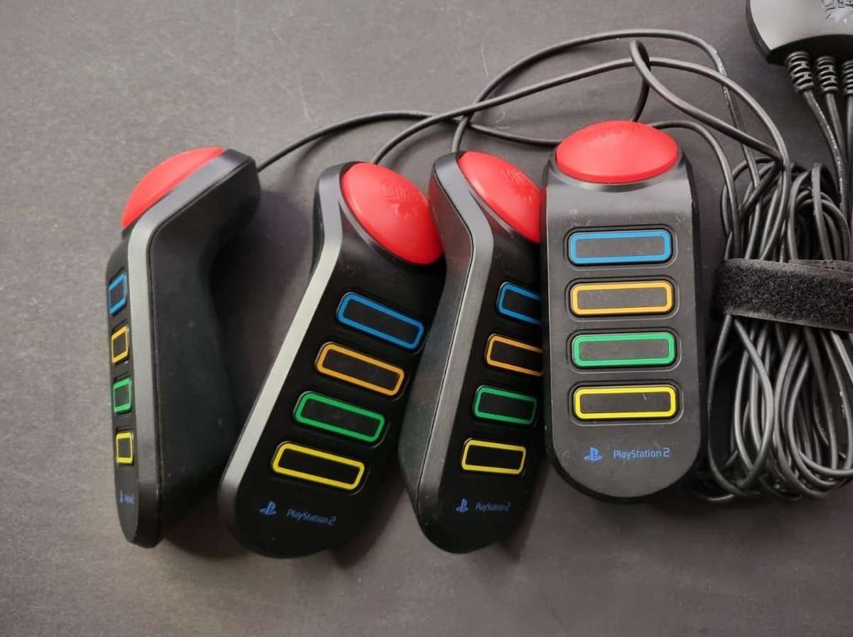 BUZZ PS2 COLLECTION WITH CONTROLLERS