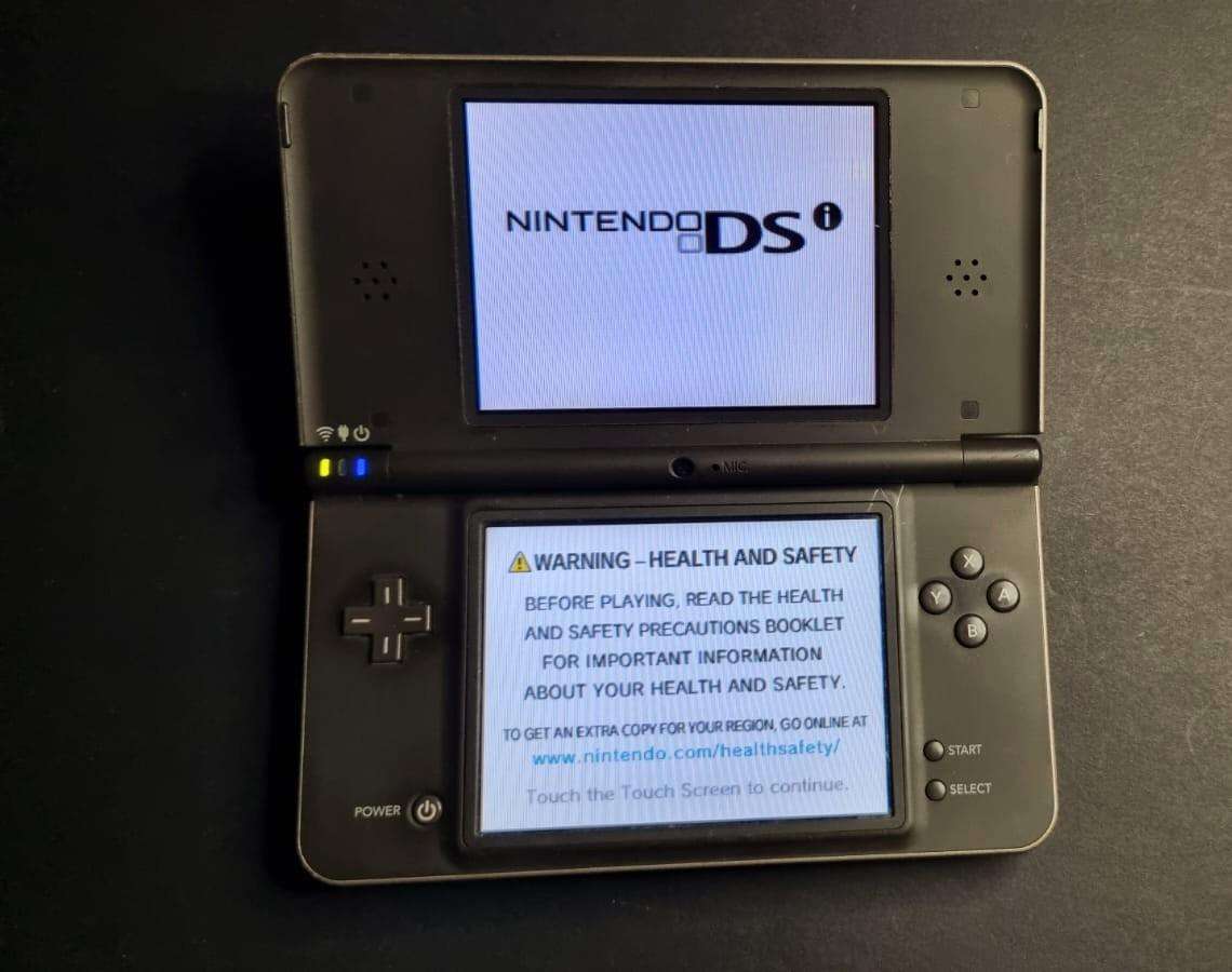 Nintendo DSi XL  Grey  Large Screens  Fully Working + New Super Mario Bros + Charger + 16GB Memor