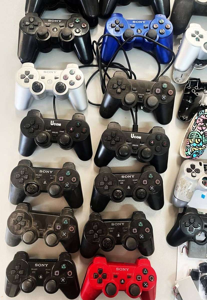 15+ Lot of playstation 3 and 4 controllers