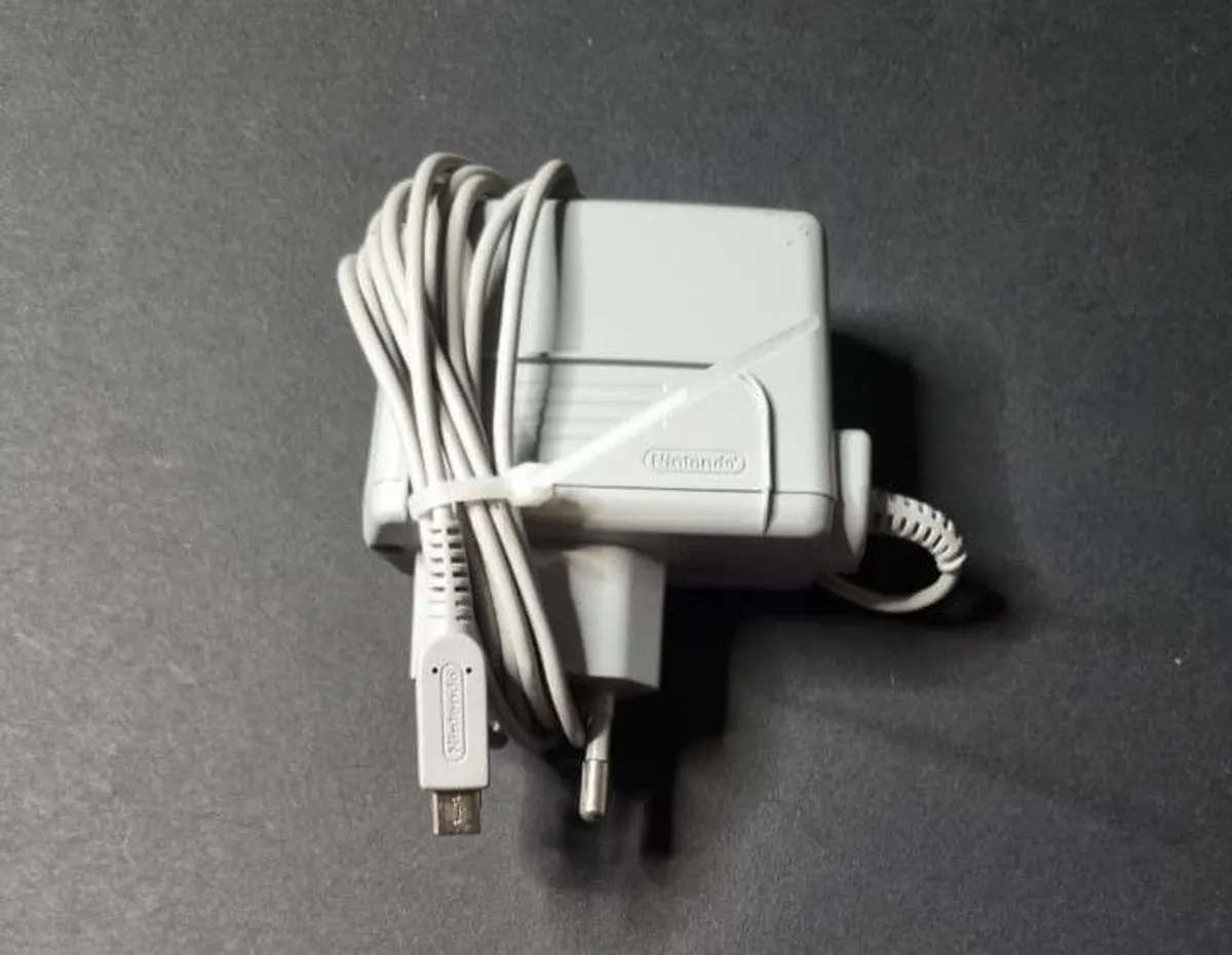 "Like New" Condtion BLACK AND BLUE NINTENDO 2DS BUNDLE