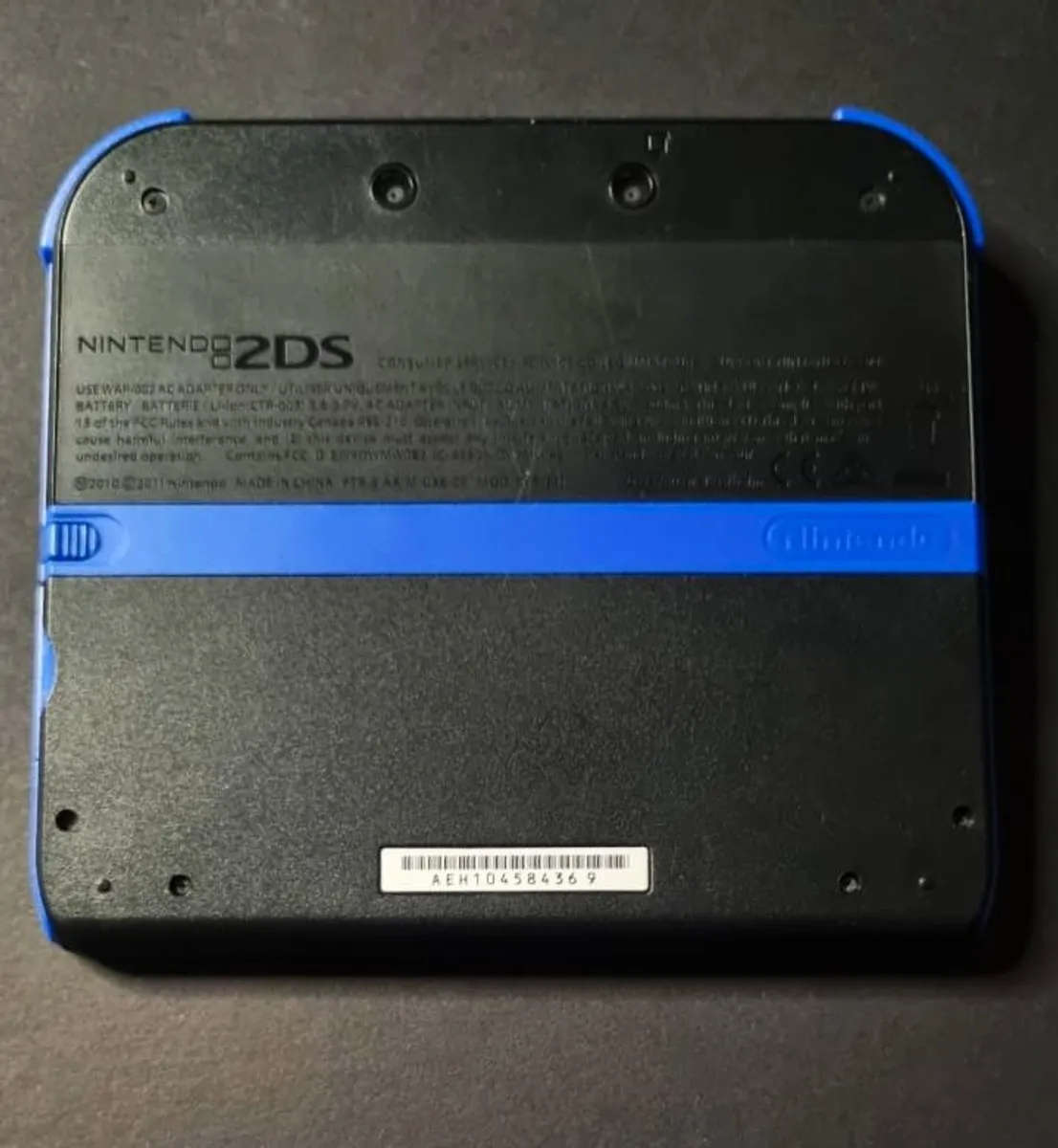 "Like New" Condtion BLACK AND BLUE NINTENDO 2DS BUNDLE