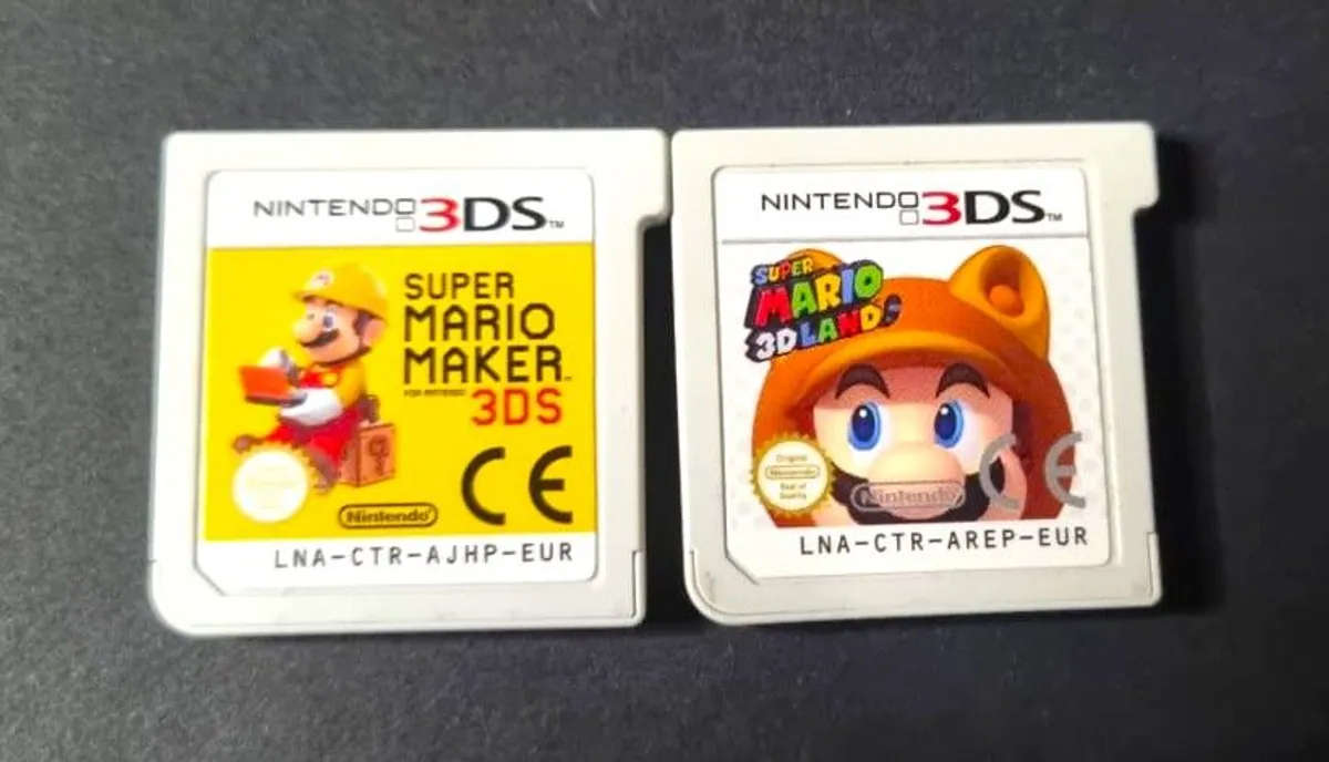 "Like New" Condtion BLACK AND BLUE NINTENDO 2DS BUNDLE