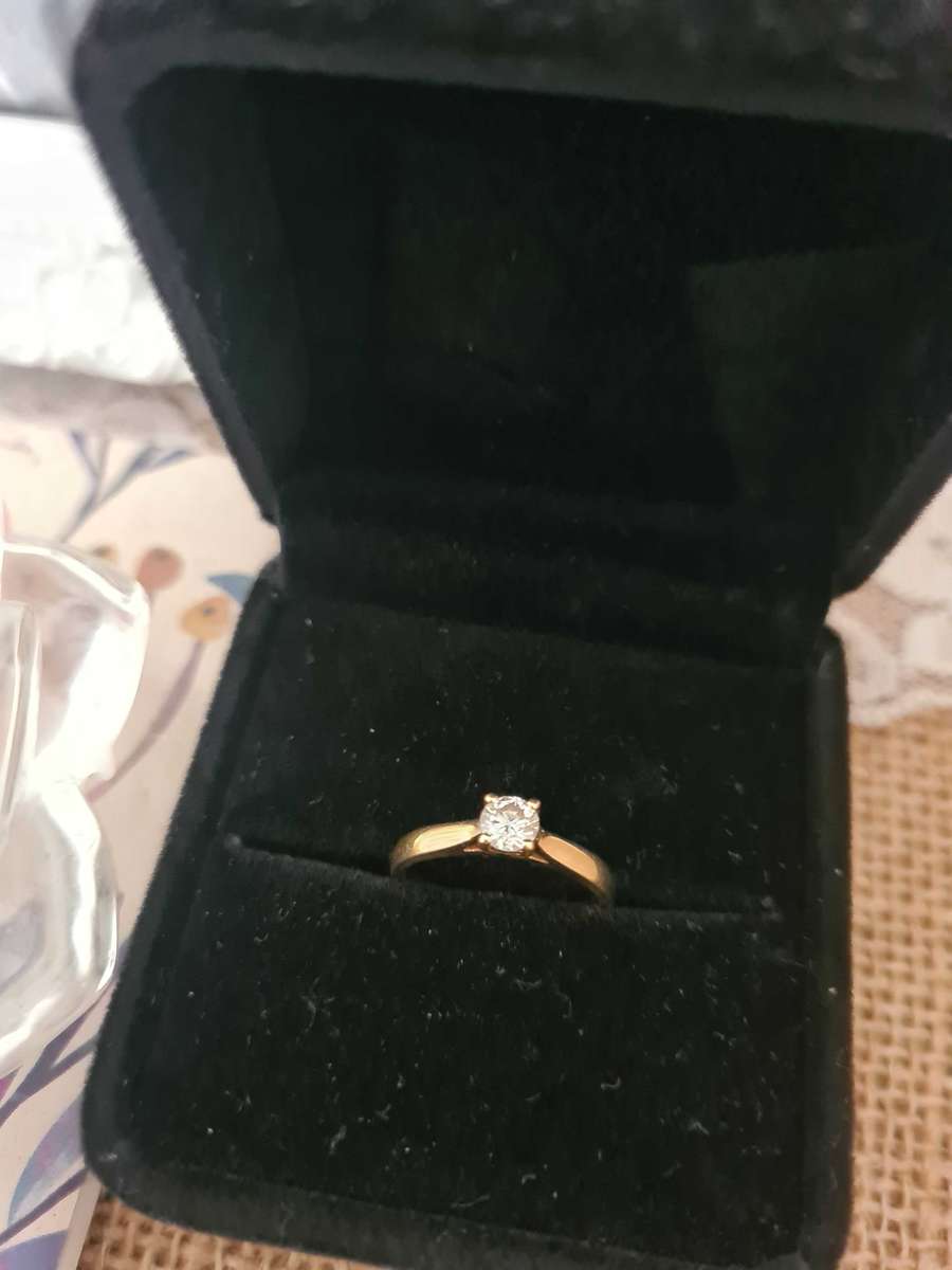 18ct Gold solitaire diamond ring