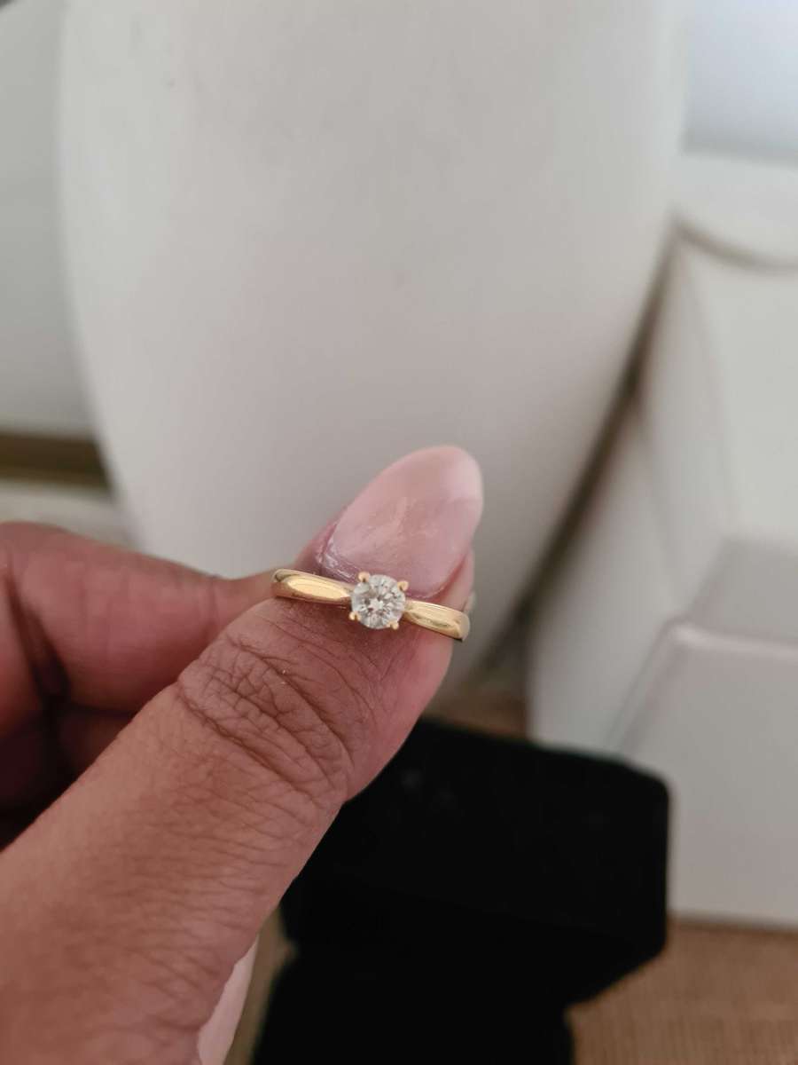 18ct Gold solitaire diamond ring