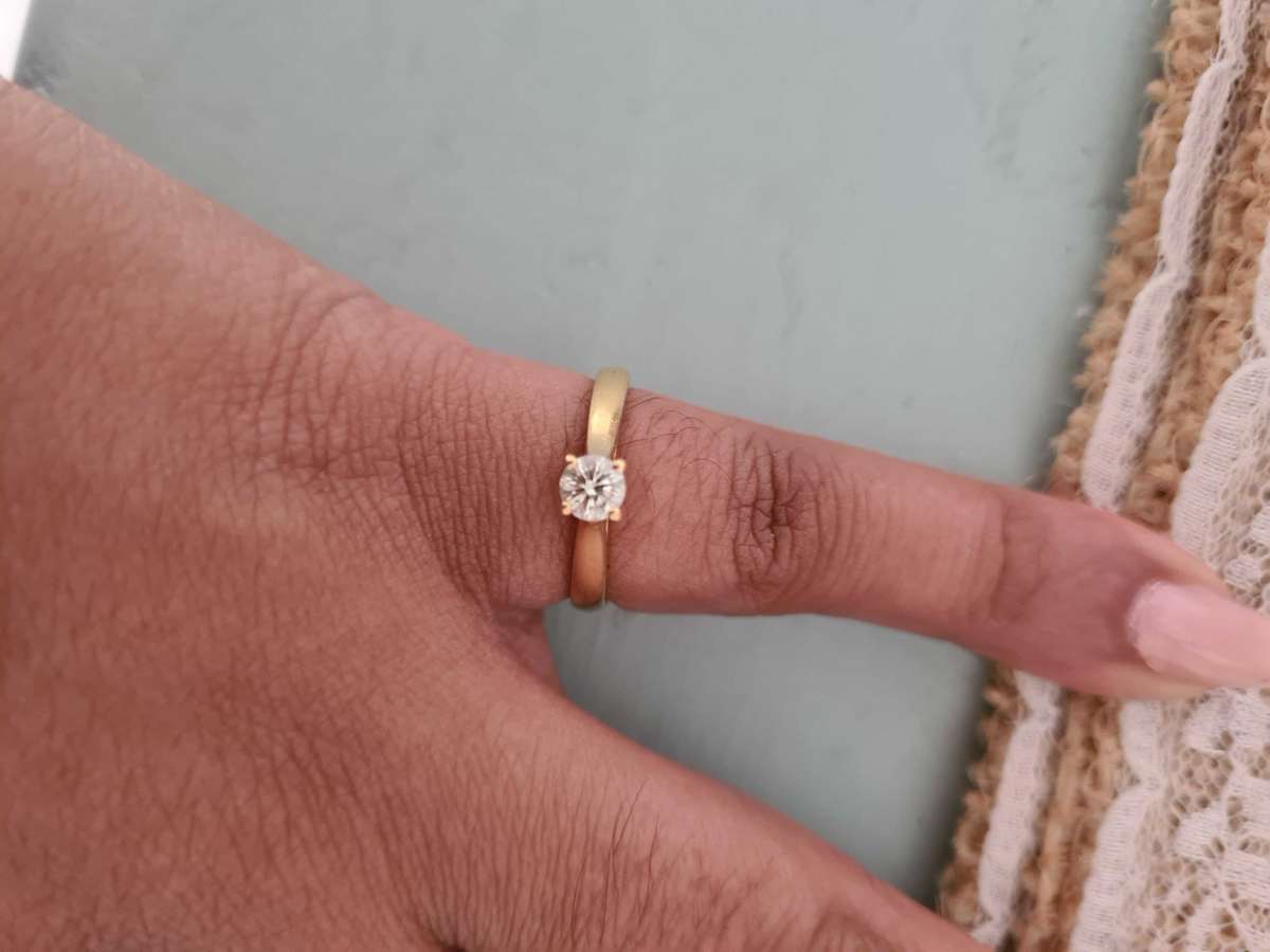 18ct Gold solitaire diamond ring