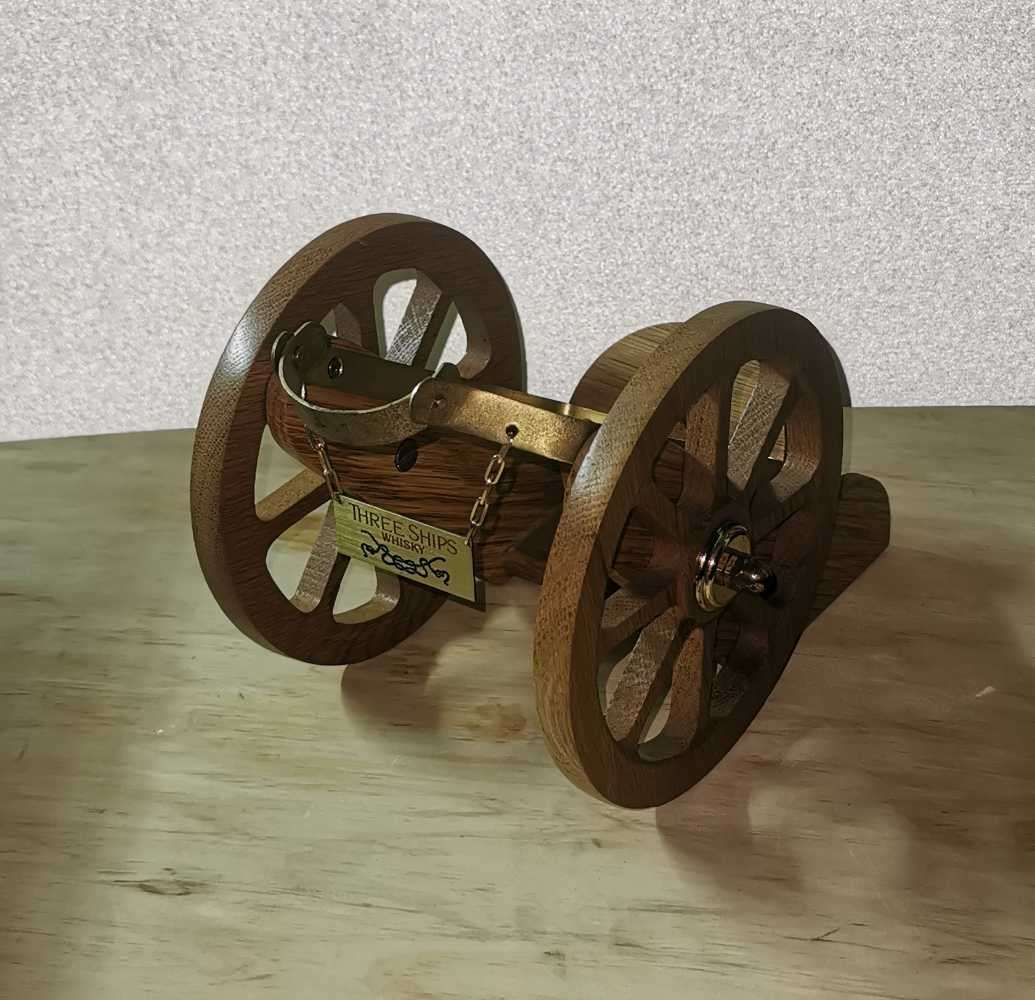 Three Ships whiskey holder