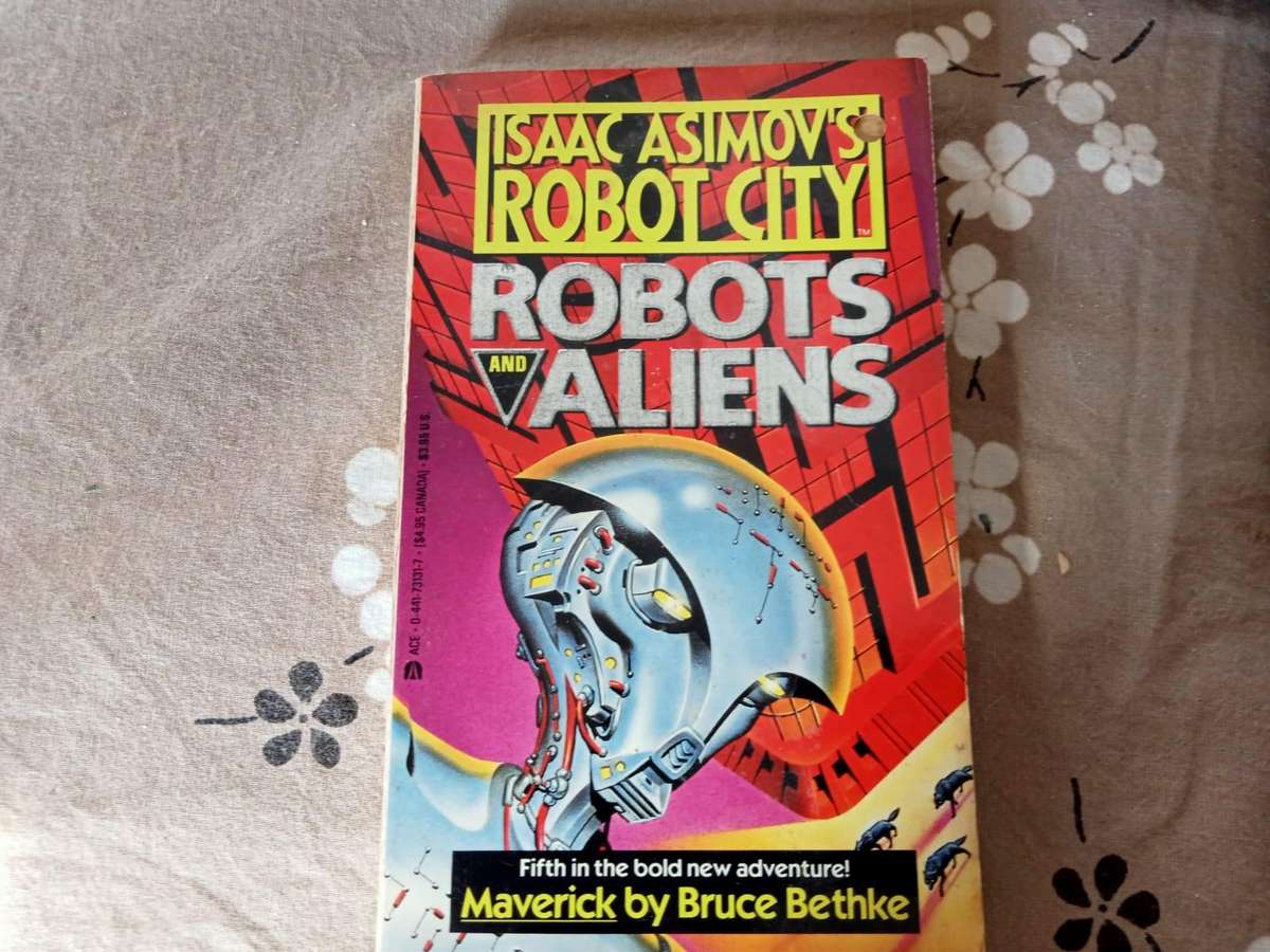 Robots and Aliens: Maverick | Isaac Asimov (Paperback)