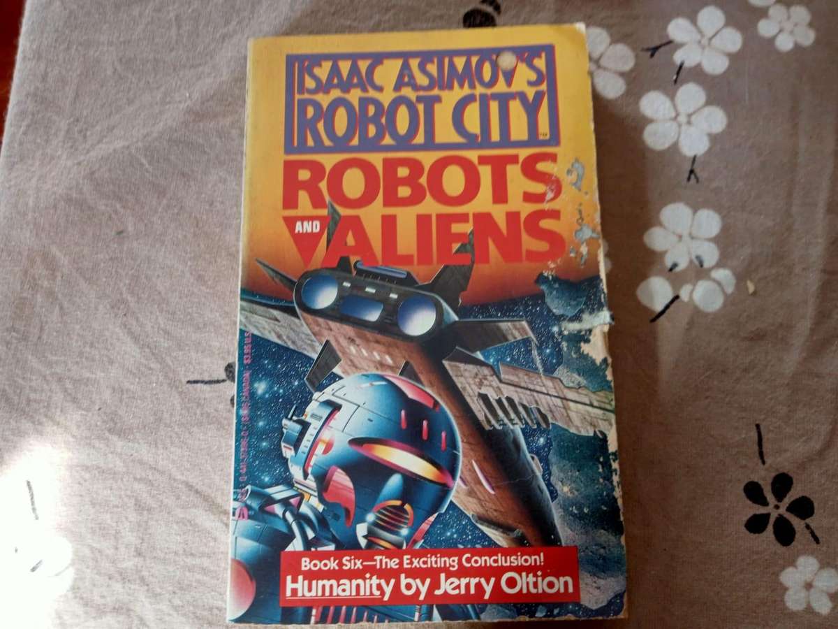 Robots and Aliens: Humanity | Isaac Asimov (Paperback)
