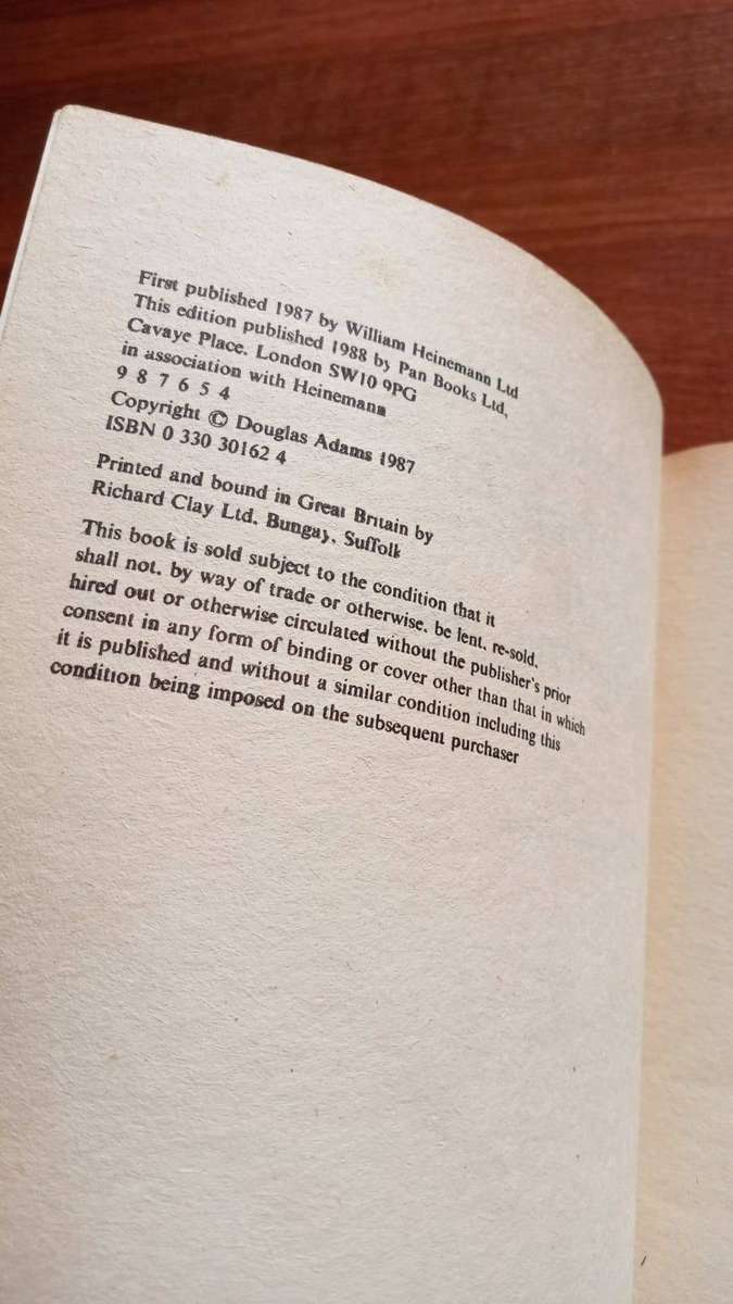 Dirk Gently's Holistic Detective Agency  Douglas Adams (Vintage Pan Paperback, 1988)
