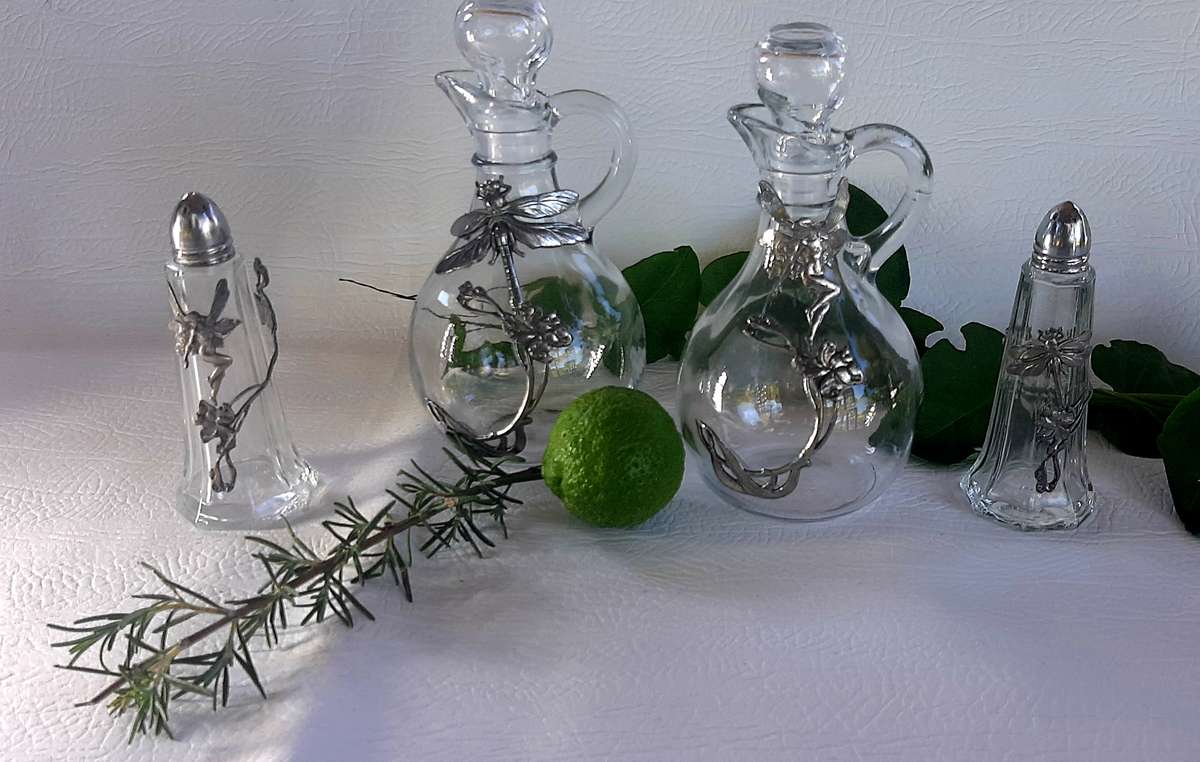 EXQUISITE VINTAGE PEWTER CRUET & SHAKER SET