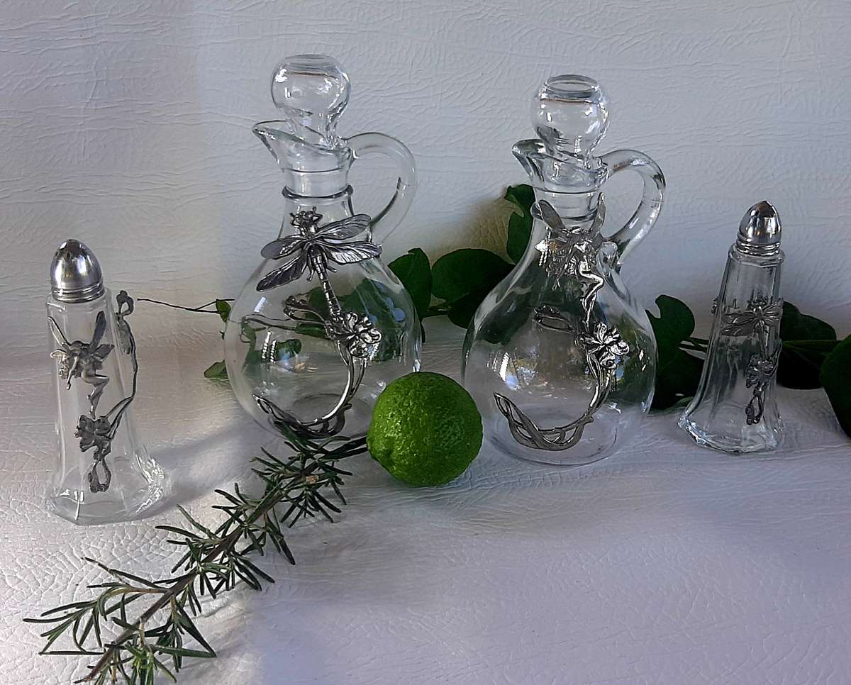 EXQUISITE VINTAGE PEWTER CRUET & SHAKER SET