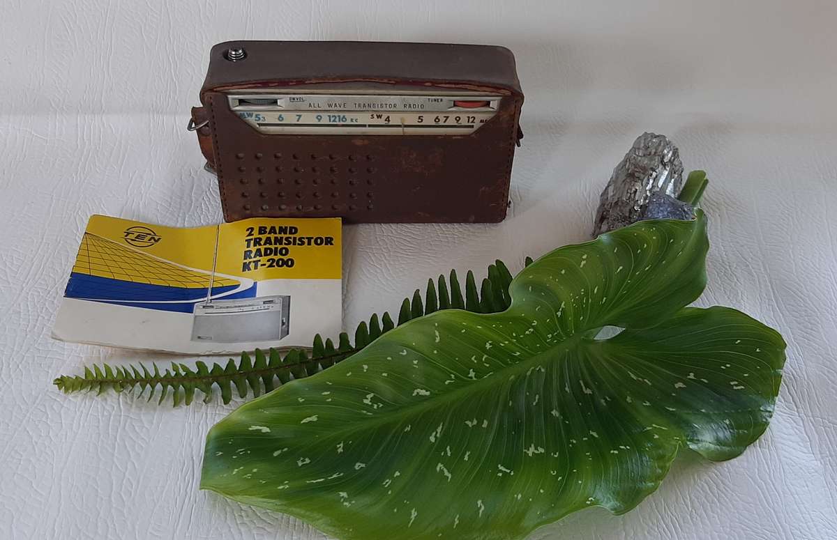 RARE VINTAGE KT-200 ALL WAVE TRANSISTOR RADIO - ORIGINAL LEATHER CASE & MANUAL!