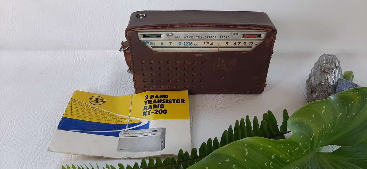 RARE VINTAGE KT-200 ALL WAVE TRANSISTOR RADIO - ORIGINAL LEATHER CASE & MANUAL!