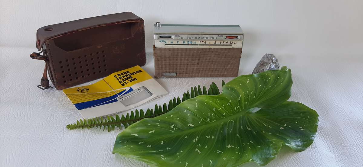 RARE VINTAGE KT-200 ALL WAVE TRANSISTOR RADIO - ORIGINAL LEATHER CASE & MANUAL!