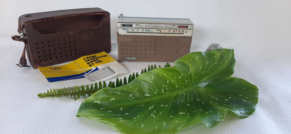 RARE VINTAGE KT-200 ALL WAVE TRANSISTOR RADIO - ORIGINAL LEATHER CASE & MANUAL!