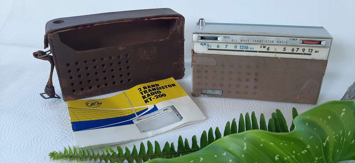 RARE VINTAGE KT-200 ALL WAVE TRANSISTOR RADIO - ORIGINAL LEATHER CASE & MANUAL!