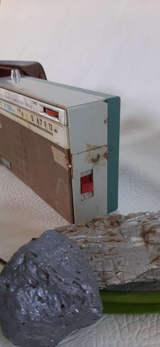 RARE VINTAGE KT-200 ALL WAVE TRANSISTOR RADIO - ORIGINAL LEATHER CASE & MANUAL!