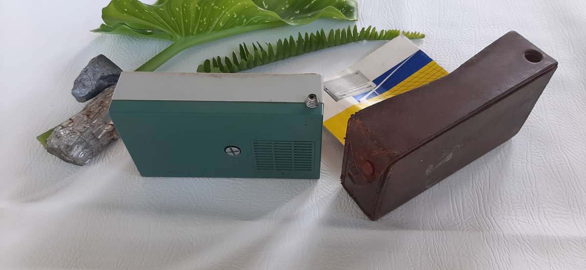 RARE VINTAGE KT-200 ALL WAVE TRANSISTOR RADIO - ORIGINAL LEATHER CASE & MANUAL!