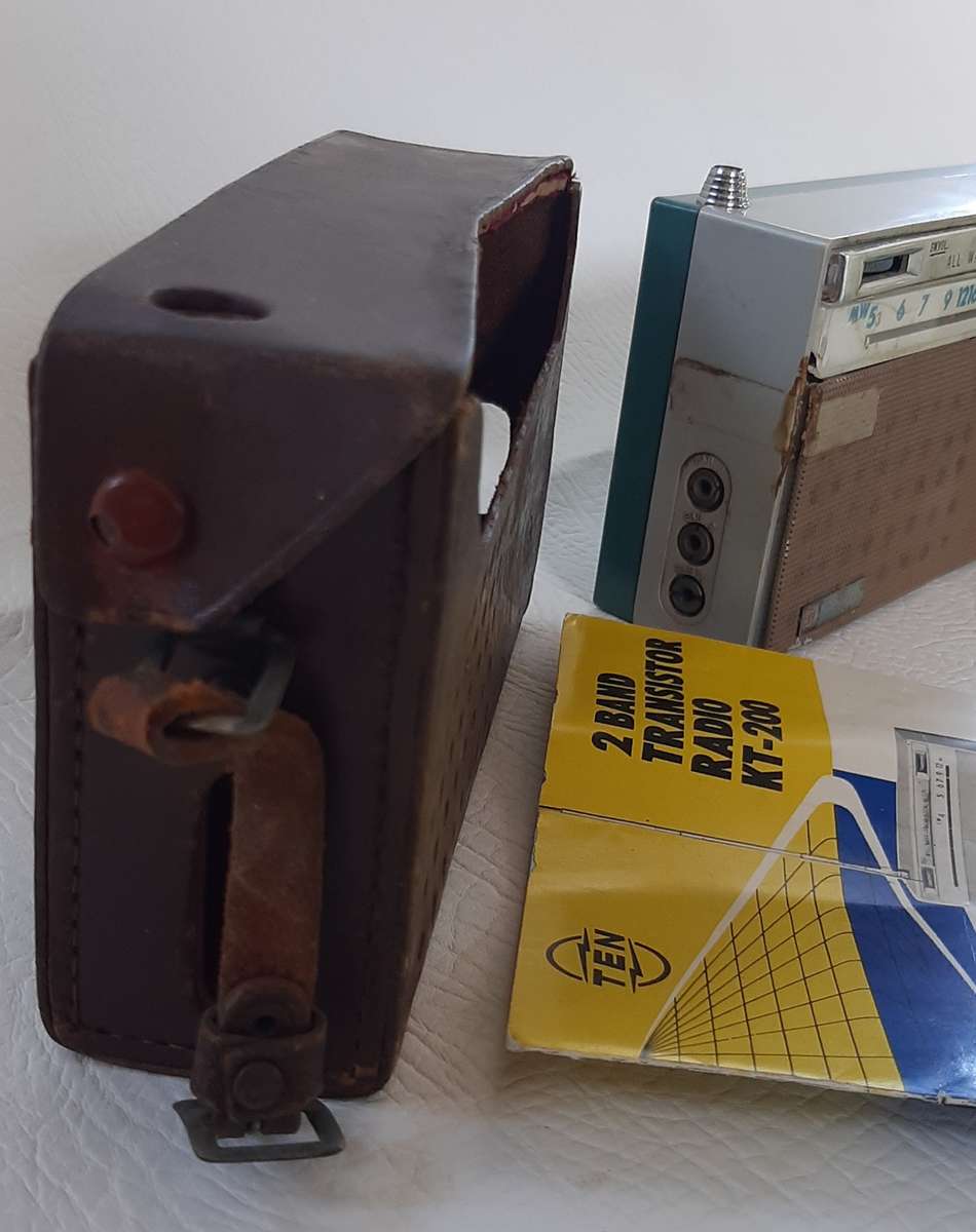 RARE VINTAGE KT-200 ALL WAVE TRANSISTOR RADIO - ORIGINAL LEATHER CASE & MANUAL!