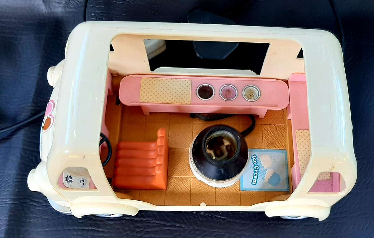 VINTAGE ICE CREAM VAN LAMP - A NOSTALGIC GLOW FROM YESTERYEAR!