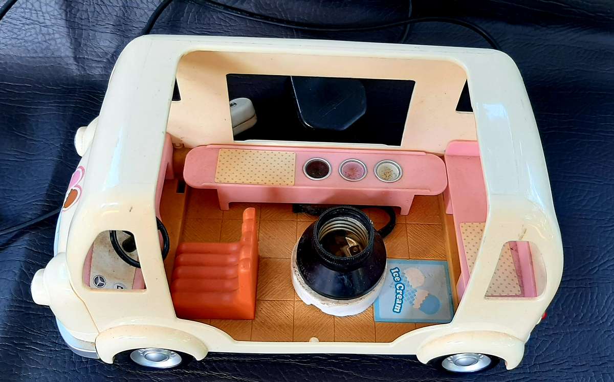 VINTAGE ICE CREAM VAN LAMP - A NOSTALGIC GLOW FROM YESTERYEAR!