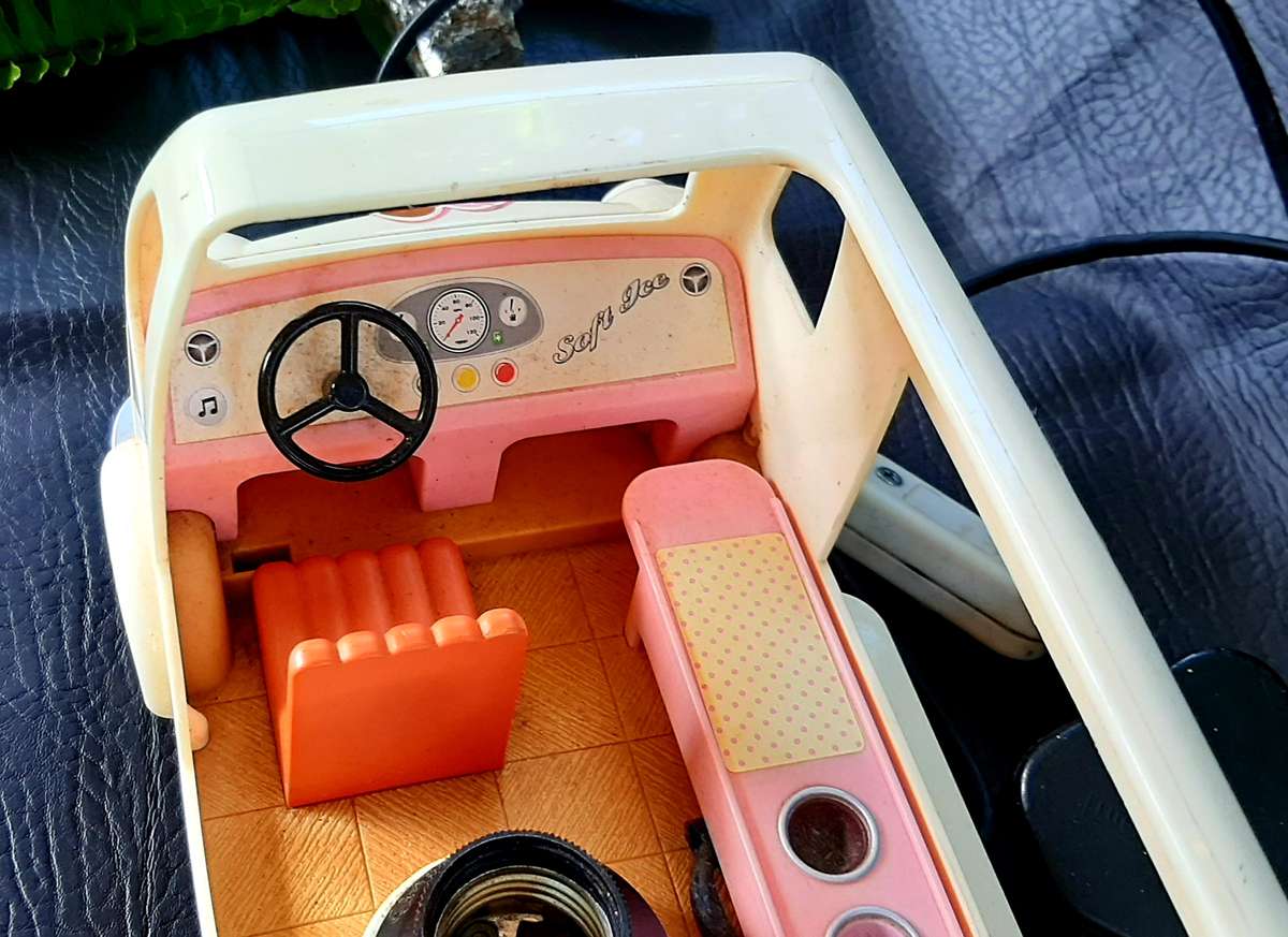 VINTAGE ICE CREAM VAN LAMP - A NOSTALGIC GLOW FROM YESTERYEAR!