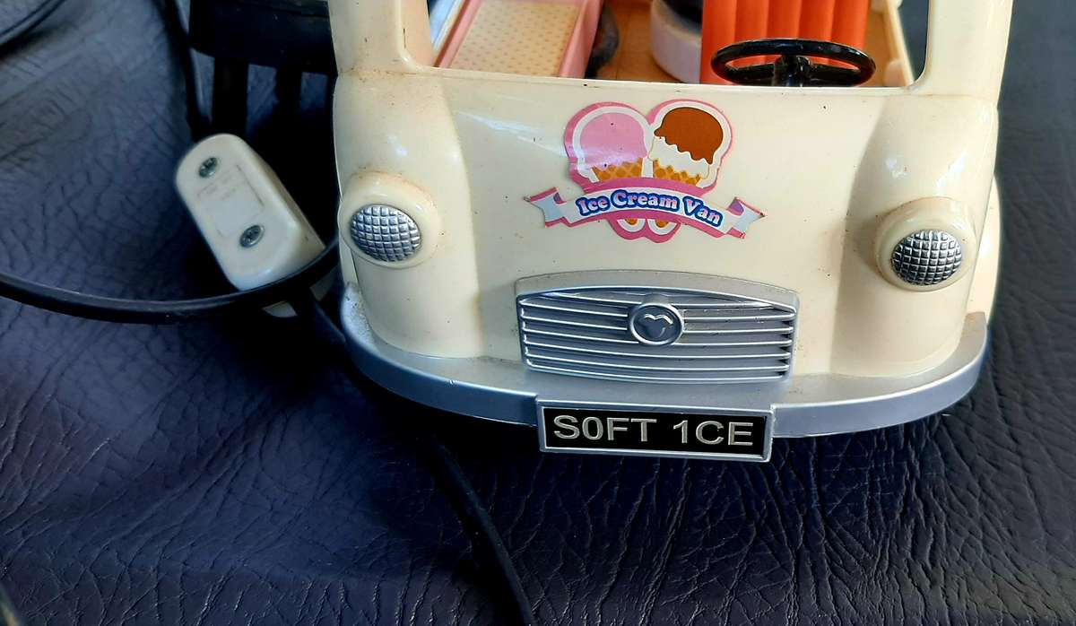 VINTAGE ICE CREAM VAN LAMP - A NOSTALGIC GLOW FROM YESTERYEAR!