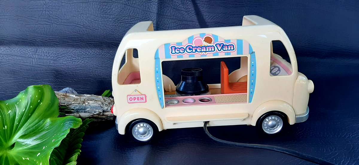 VINTAGE ICE CREAM VAN LAMP - A NOSTALGIC GLOW FROM YESTERYEAR!