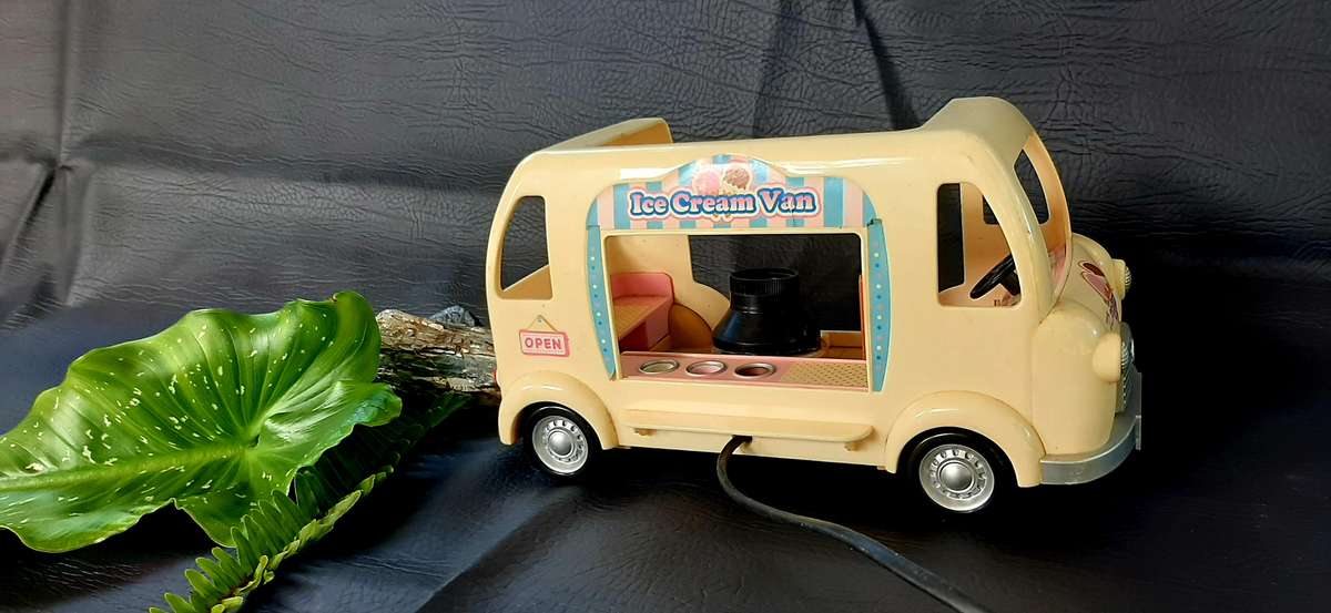 VINTAGE ICE CREAM VAN LAMP - A NOSTALGIC GLOW FROM YESTERYEAR!