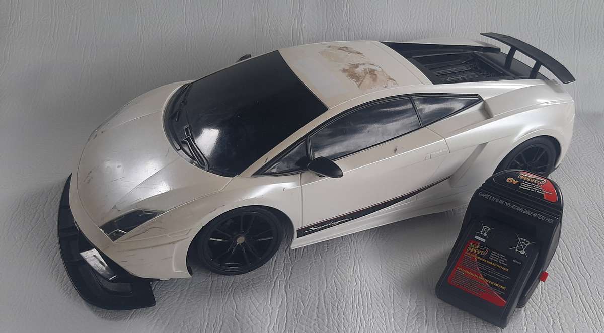 LARGE 50cm REMOTE-CONTROL LAMBORGHINI - UNTESTED, INCLUDES 6V BATTERY AND CHARGER
