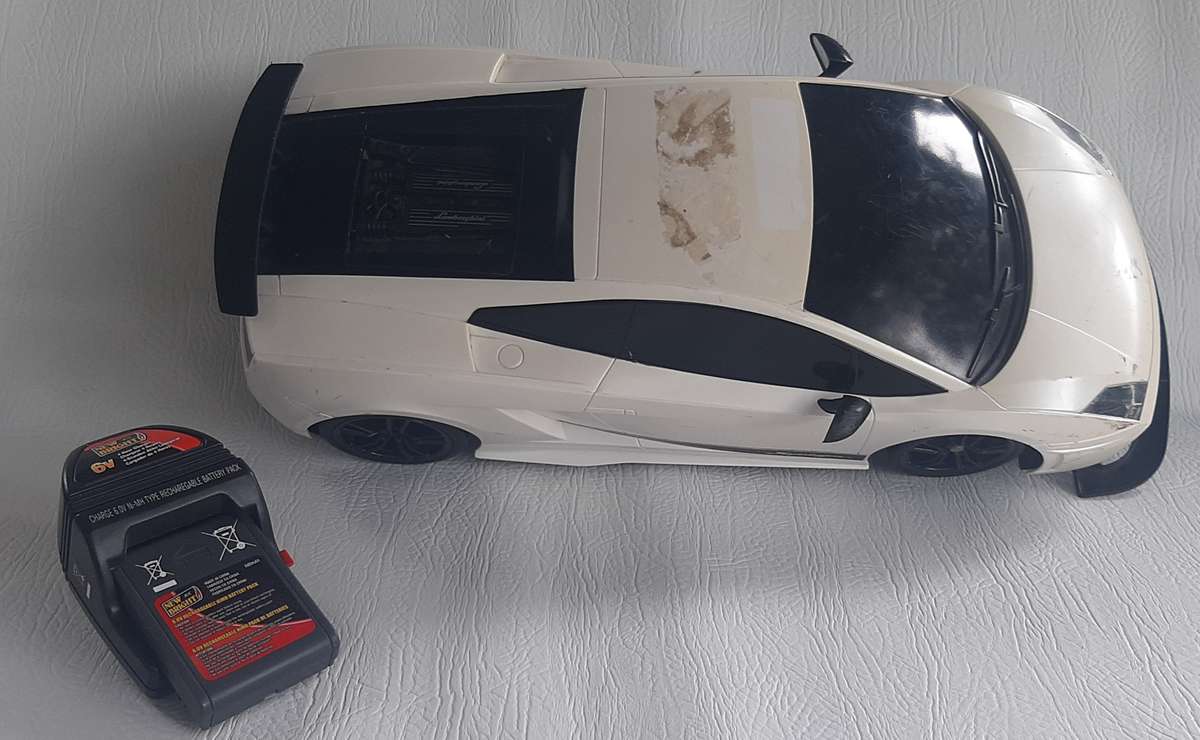 LARGE 50cm REMOTE-CONTROL LAMBORGHINI - UNTESTED, INCLUDES 6V BATTERY AND CHARGER