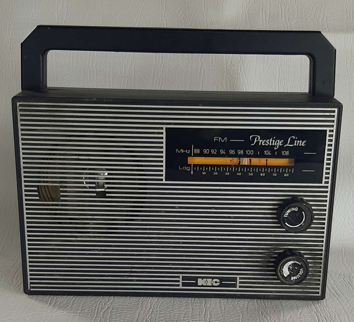 RETRO-STYLE PORTABLE RADIO