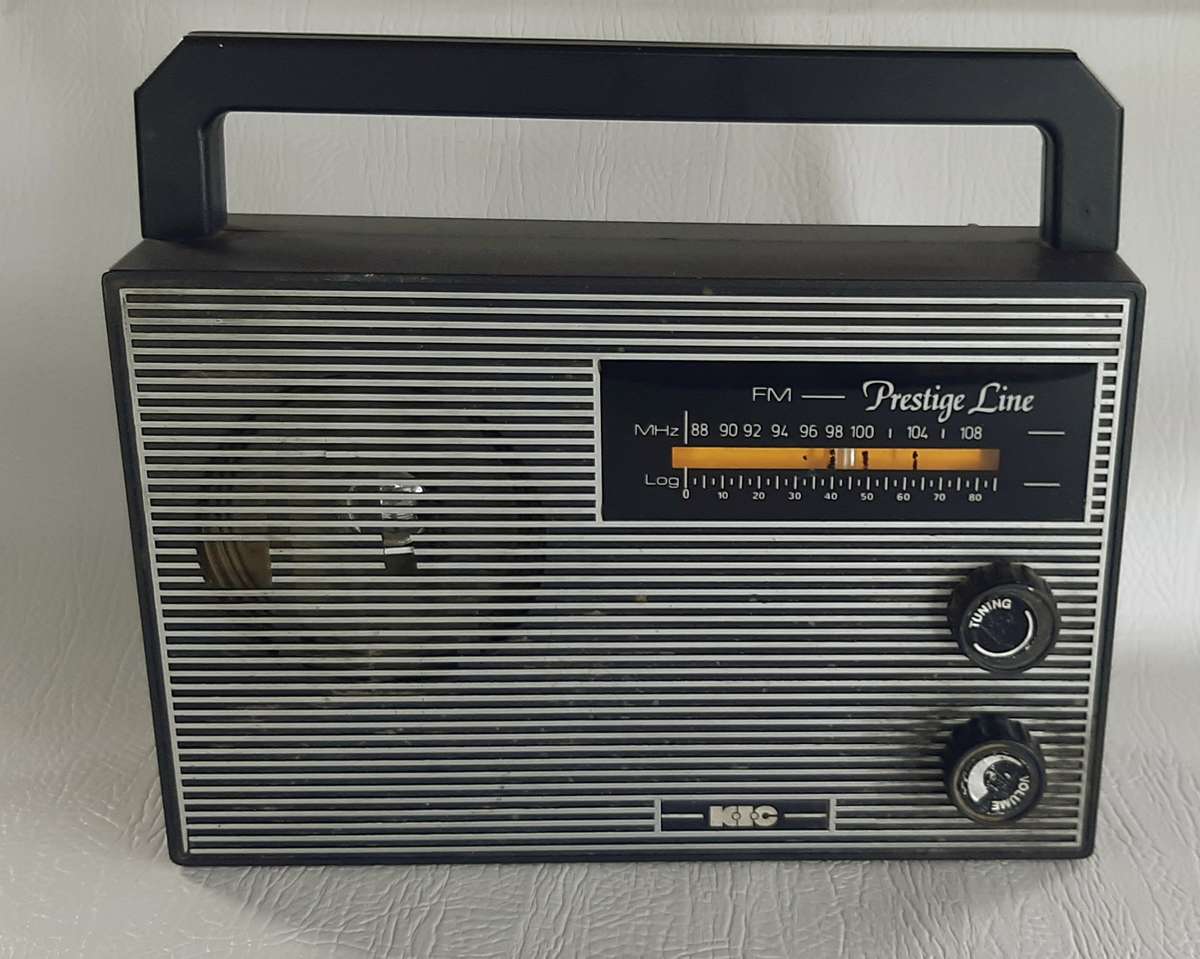 RETRO-STYLE PORTABLE RADIO
