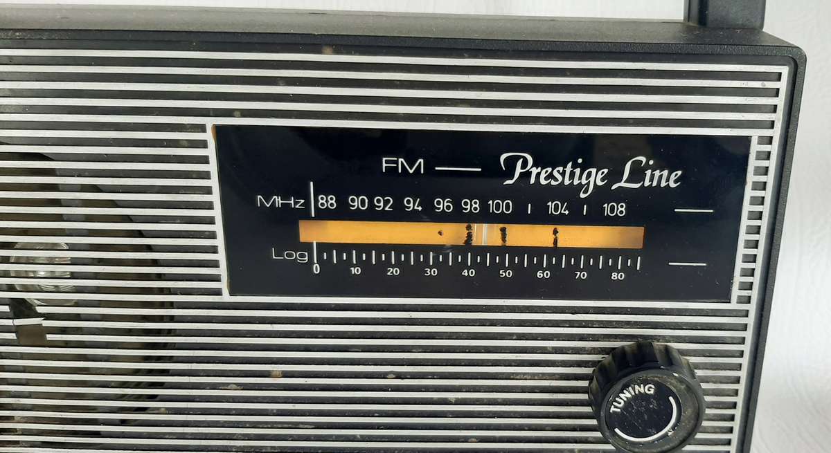 RETRO-STYLE PORTABLE RADIO