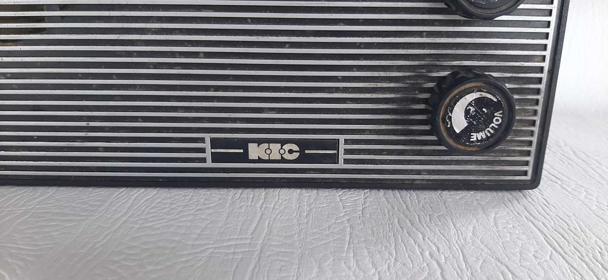 RETRO-STYLE PORTABLE RADIO