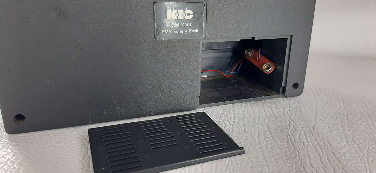 RETRO-STYLE PORTABLE RADIO