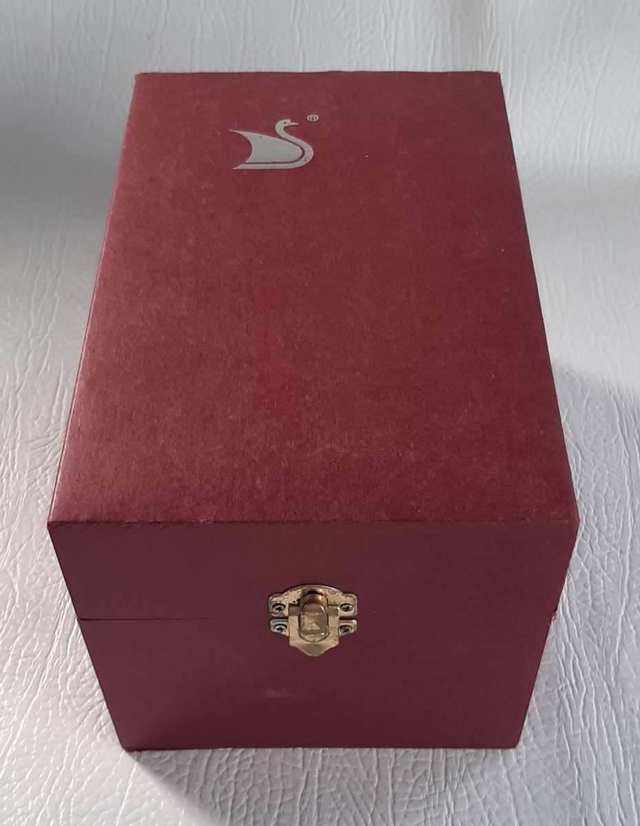 EXQUISITE SWAN TEA CANISTER WITH LUXURIOUS DISPLAY BOX