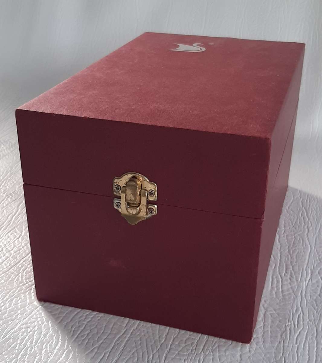 EXQUISITE SWAN TEA CANISTER WITH LUXURIOUS DISPLAY BOX