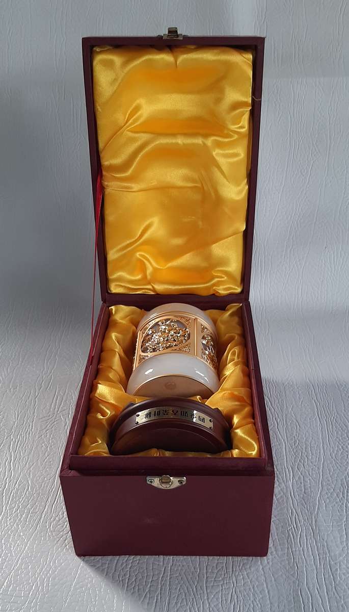 EXQUISITE SWAN TEA CANISTER WITH LUXURIOUS DISPLAY BOX