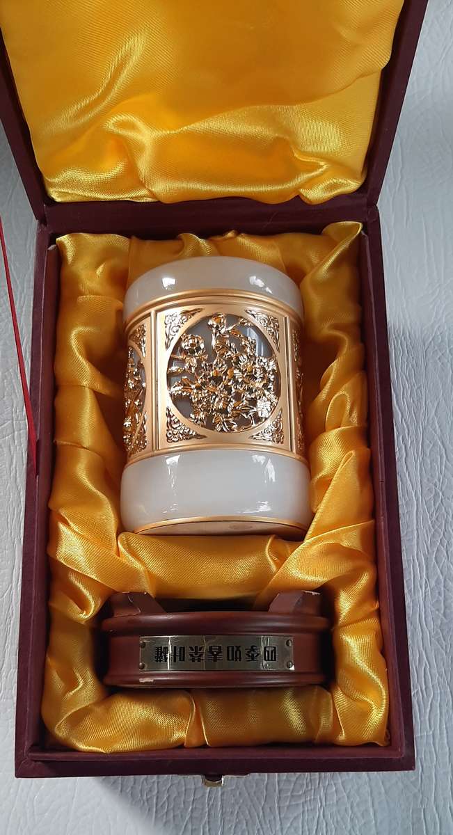EXQUISITE SWAN TEA CANISTER WITH LUXURIOUS DISPLAY BOX